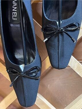 Vaneli Satin/Fabric Blk Pointed- Toe/ 2” Heel with Patent Bow / Sz 9N Vero Cuoio